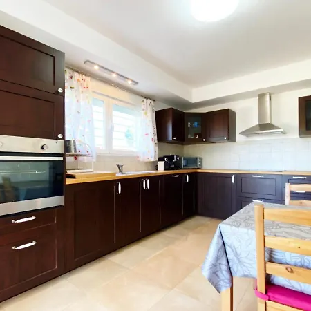 Villa Buena Vista - 5 Bedroom Fully Air-conditioned With Private Swimming Pool